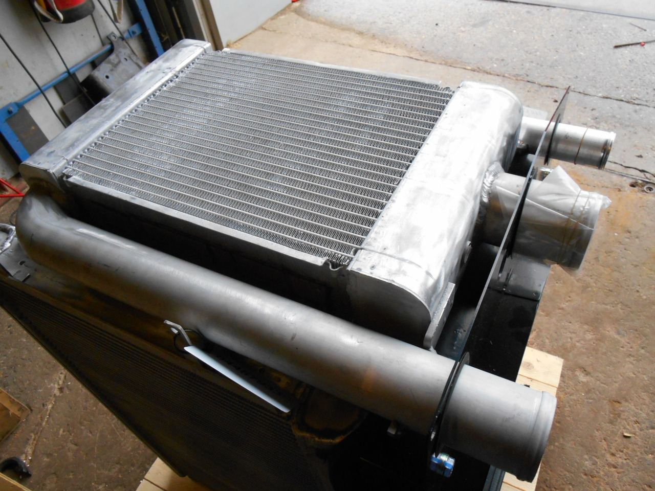 New Holland 84487933 - Intercooler para Maquinaria de construcción: foto 2 New Holland 84487933 - Intercooler para Maquinaria de construcción: foto 2