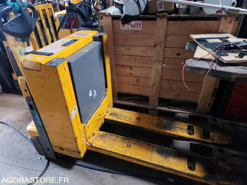 2 TRANSPALETTES ELECTRIQUE A LEVEE INITIALE 24V 150Ah CHARGEUR EMBARQUE DE 2019 - Transpaleta: foto 4 2 TRANSPALETTES ELECTRIQUE A LEVEE INITIALE 24V 150Ah CHARGEUR EMBARQUE DE 2019 - Transpaleta: foto 4