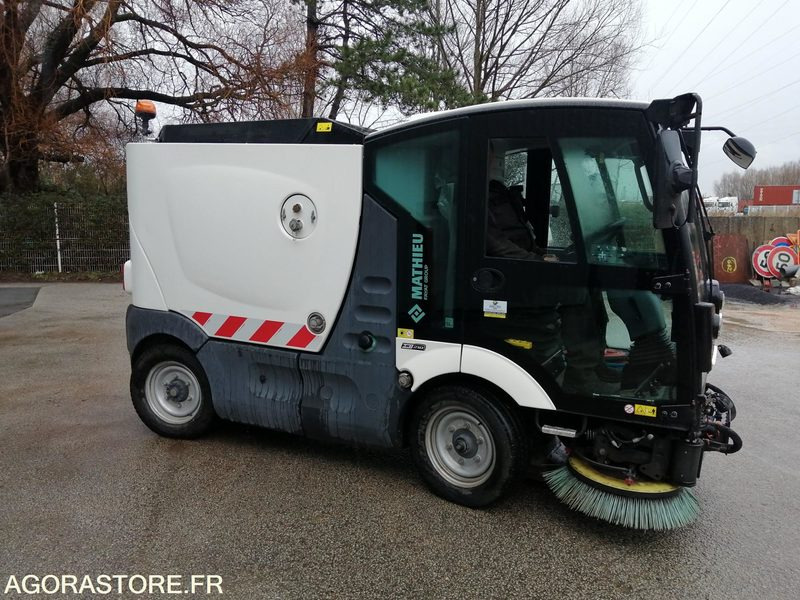 BALAYEUSE - MATHIEU - AZURA FLEX - 2020 / 4222 HEURES - Barredora vial: foto 1 BALAYEUSE - MATHIEU - AZURA FLEX - 2020 / 4222 HEURES - Barredora vial: foto 1