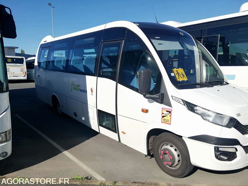 Bus Iveco UNVI 70C17 - 2017 - 120 000 km - Autobús escolar: foto 1 Bus Iveco UNVI 70C17 - 2017 - 120 000 km - Autobús escolar: foto 1