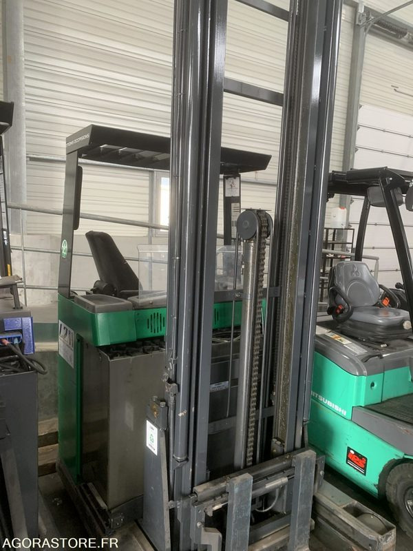 CHARIOT NISSAN CAT5 R489 AVEC CHARGEUR EN L'ETAT - Retráctil: foto 1 CHARIOT NISSAN CAT5 R489 AVEC CHARGEUR EN L'ETAT - Retráctil: foto 1