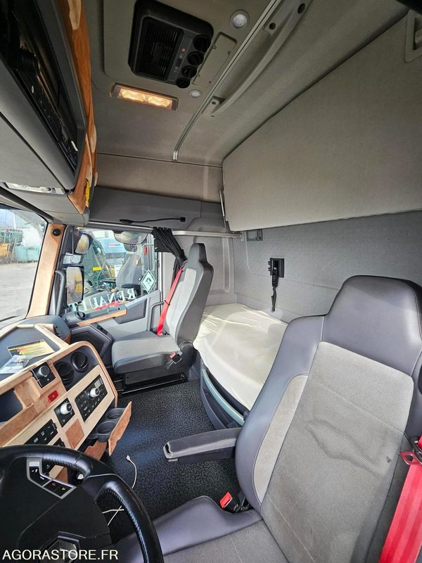 TRACTEUR RENAULT - 2017 - 580000km - Cabeza tractora: foto 5 TRACTEUR RENAULT - 2017 - 580000km - Cabeza tractora: foto 5