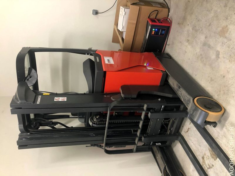 Chariot élévateur à mât rétractable - Retráctil: foto 2 Chariot élévateur à mât rétractable - Retráctil: foto 2