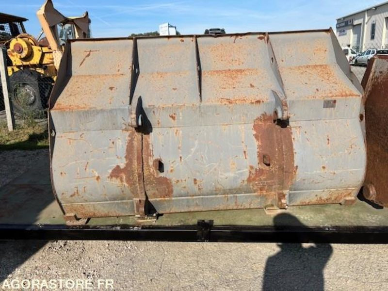 GODET DE CHARGEUR 2800 LITRES EN ATTACHE TYPE VOLVO - Cazo cargador: foto 4 GODET DE CHARGEUR 2800 LITRES EN ATTACHE TYPE VOLVO - Cazo cargador: foto 4