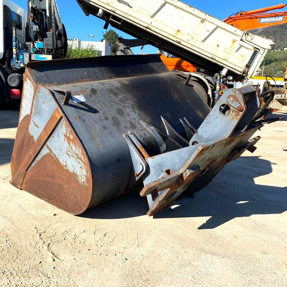 GODET GRAND VOLUME POUR CHARIOT ELEVATEUR - Année 1996 - Equipo de construcción: foto 5 GODET GRAND VOLUME POUR CHARIOT ELEVATEUR - Année 1996 - Equipo de construcción: foto 5