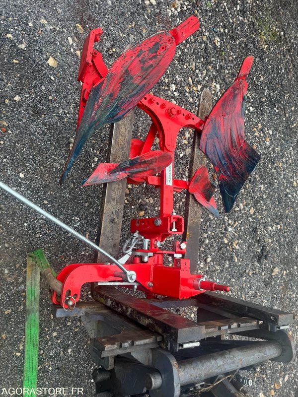 CHARRUE 1 SOCLE MICRO TRACTEUR - Maquinaria agrícola: foto 3 CHARRUE 1 SOCLE MICRO TRACTEUR - Maquinaria agrícola: foto 3