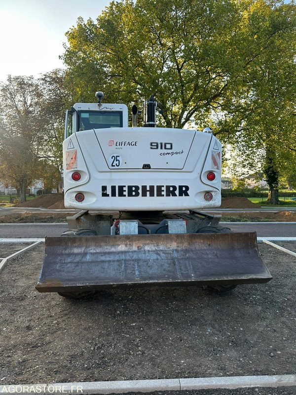PELLES SUR PNEUS - LIEBHERR - A910 COMPACT- 2014 / 10242 HEURES (M40280) - Excavadora: foto 3 PELLES SUR PNEUS - LIEBHERR - A910 COMPACT- 2014 / 10242 HEURES (M40280) - Excavadora: foto 3