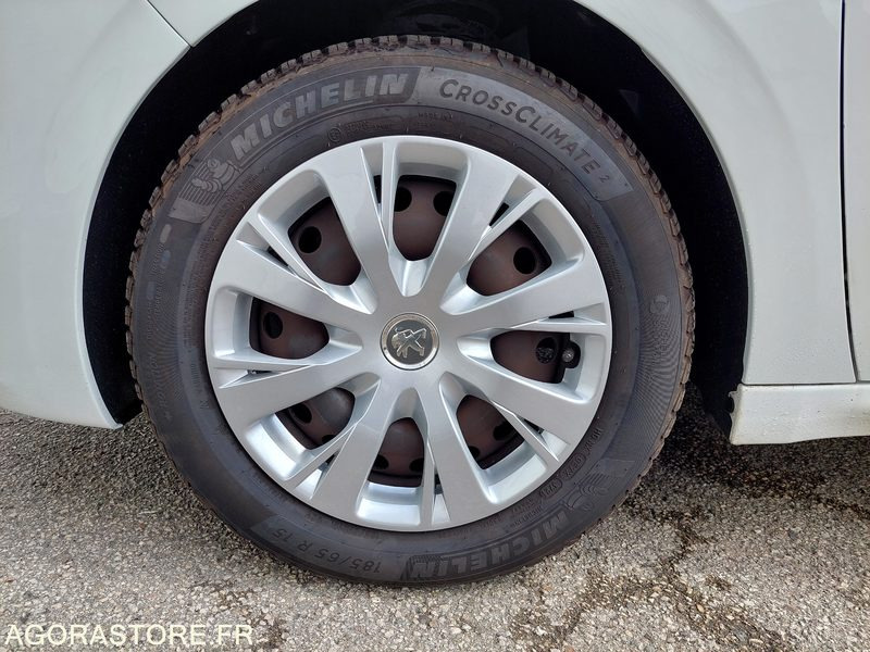 Peugeot 208 - 2018 - 111 261 kms- FB713AZ-ESSENCE - Coche: foto 2 Peugeot 208 - 2018 - 111 261 kms- FB713AZ-ESSENCE - Coche: foto 2