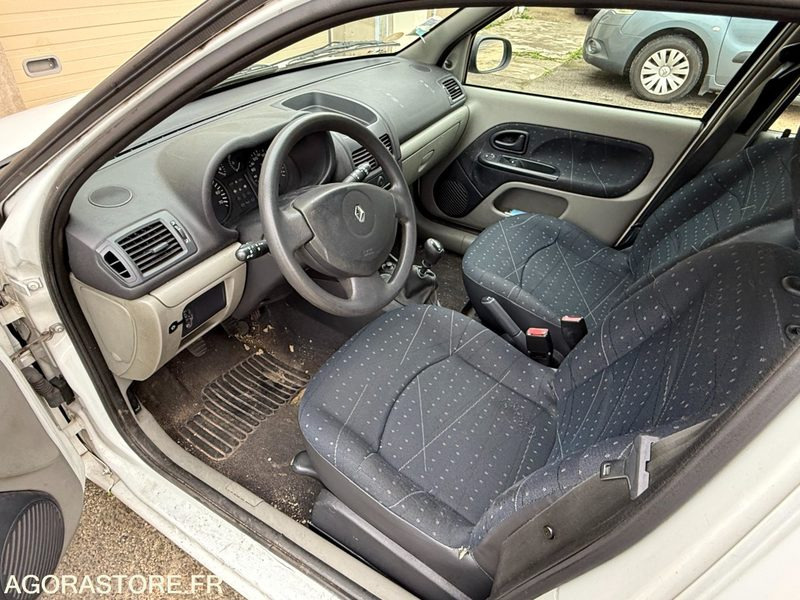 RENAULT CLIO - 2002 - 160000 KM - Coche: foto 5 RENAULT CLIO - 2002 - 160000 KM - Coche: foto 5