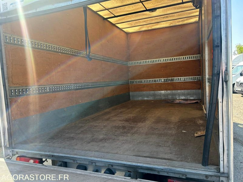 RENAULT maxity ZE electrique 20m3 hayon - 2016 / 68658 KM - Camión caja cerrada, Camión eléctrico: foto 5 RENAULT maxity ZE electrique 20m3 hayon - 2016 / 68658 KM - Camión caja cerrada, Camión eléctrico: foto 5