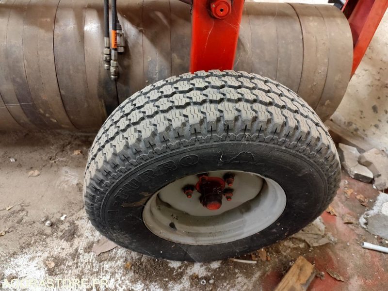 ROULEAU QUIVOGNE RSR 300 TRES PEU SERVI ANNEE 2003 - Maquinaria de jardinería: foto 5 ROULEAU QUIVOGNE RSR 300 TRES PEU SERVI ANNEE 2003 - Maquinaria de jardinería: foto 5