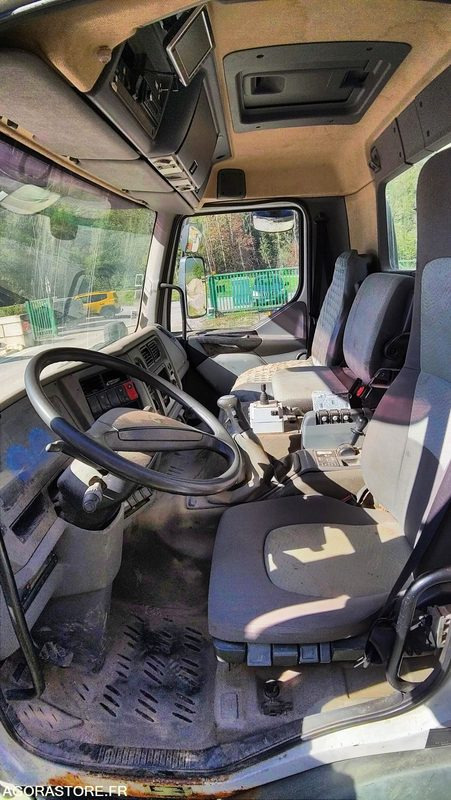 Renault KERAX 2004 - 252967 kms - Volquete furgoneta: foto 5 Renault KERAX 2004 - 252967 kms - Volquete furgoneta: foto 5