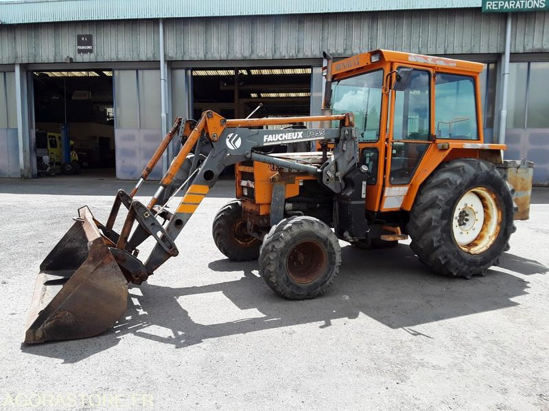 TRACTEUR RENAULT 600M chargeur D3099 - Tractor: foto 1 TRACTEUR RENAULT 600M chargeur D3099 - Tractor: foto 1