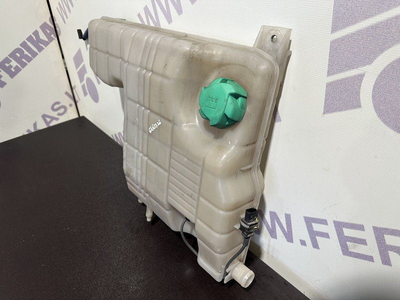 DAF expansion tank - Depósito de expansión para Camión: foto 2 DAF expansion tank - Depósito de expansión para Camión: foto 2