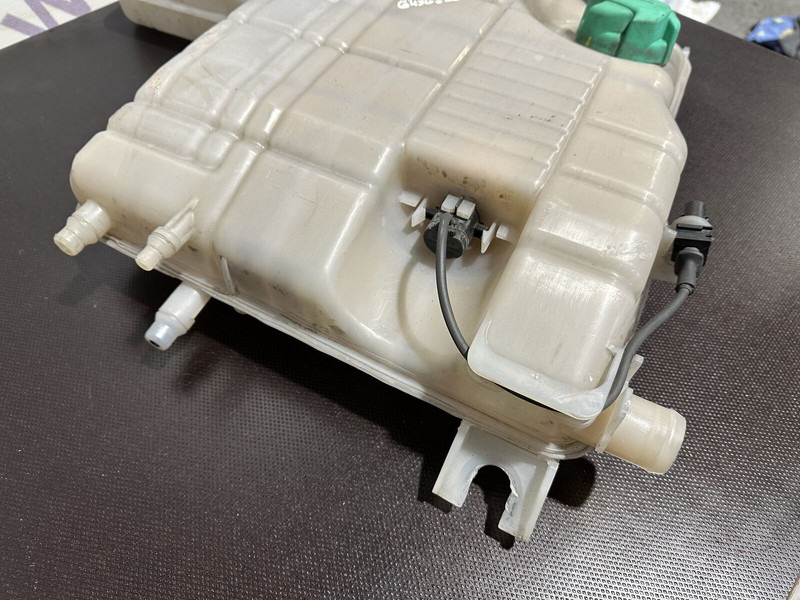 DAF expansion tank - Depósito de expansión para Camión: foto 4 DAF expansion tank - Depósito de expansión para Camión: foto 4