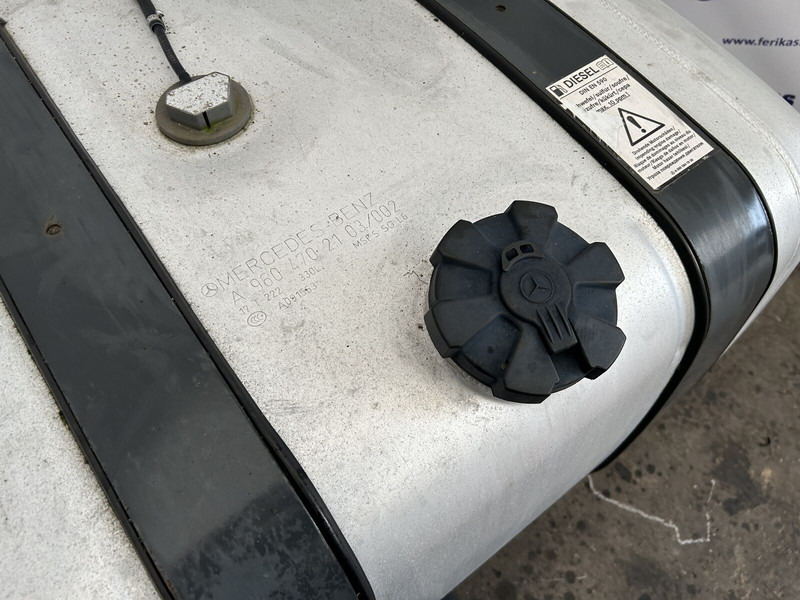 Mercedes-Benz 330L complete fuel tank with brackets - Depósito de combustible para Camión: foto 4 Mercedes-Benz 330L complete fuel tank with brackets - Depósito de combustible para Camión: foto 4