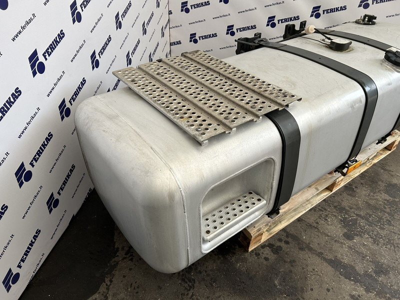 Mercedes-Benz 660L + 75L AdBlue complete fuel tank - Depósito de combustible para Camión: foto 3 Mercedes-Benz 660L + 75L AdBlue complete fuel tank - Depósito de combustible para Camión: foto 3