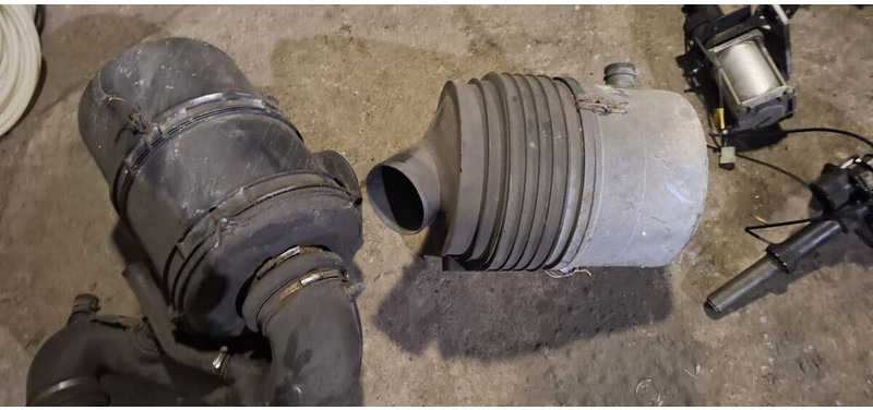 Volvo B12 - Sistema de admisión de aire: foto 1 Volvo B12 - Sistema de admisión de aire: foto 1