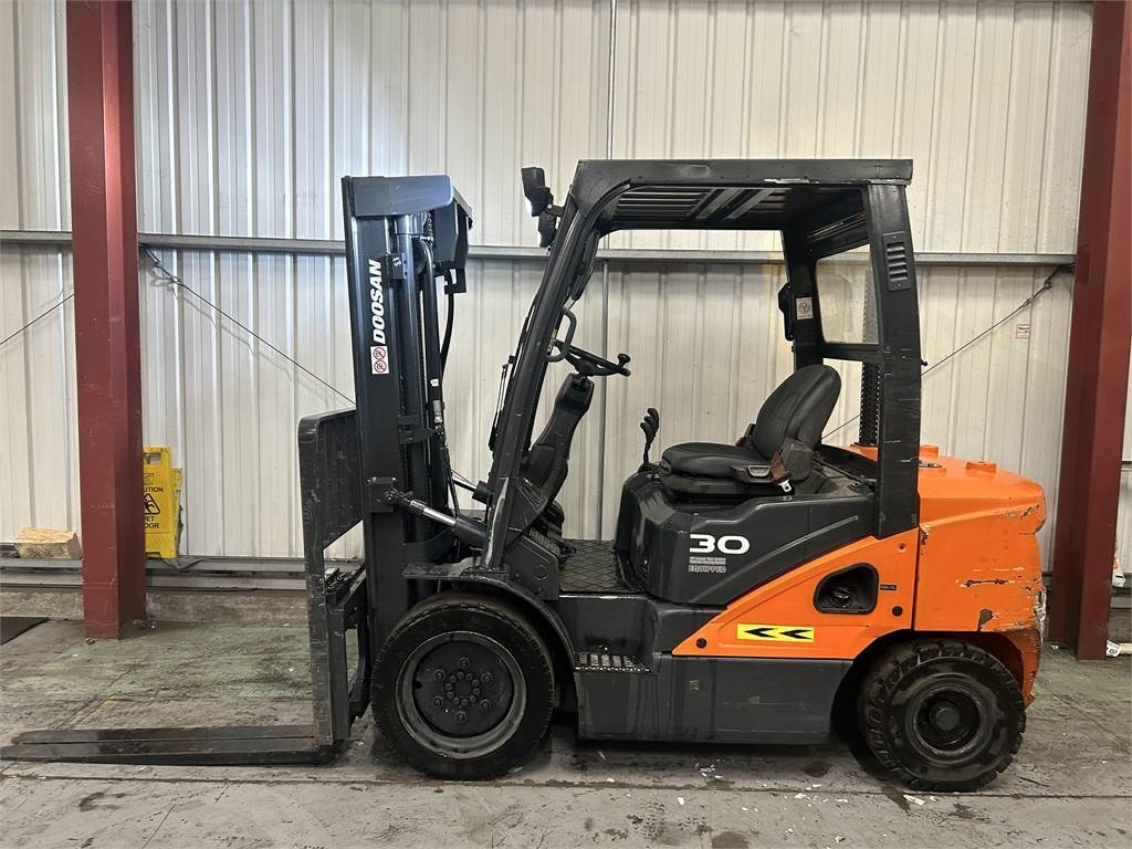 Doosan D30S-5 - Carretilla elevadora diésel: foto 1 Doosan D30S-5 - Carretilla elevadora diésel: foto 1