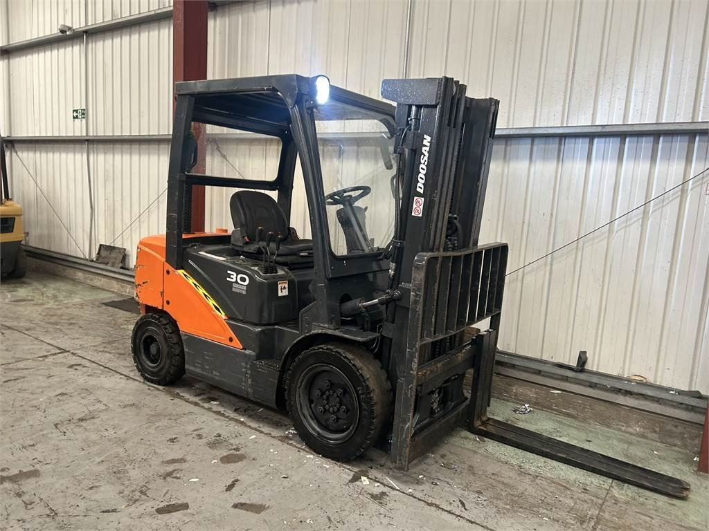 Doosan D30S-5 - Carretilla elevadora diésel: foto 4 Doosan D30S-5 - Carretilla elevadora diésel: foto 4