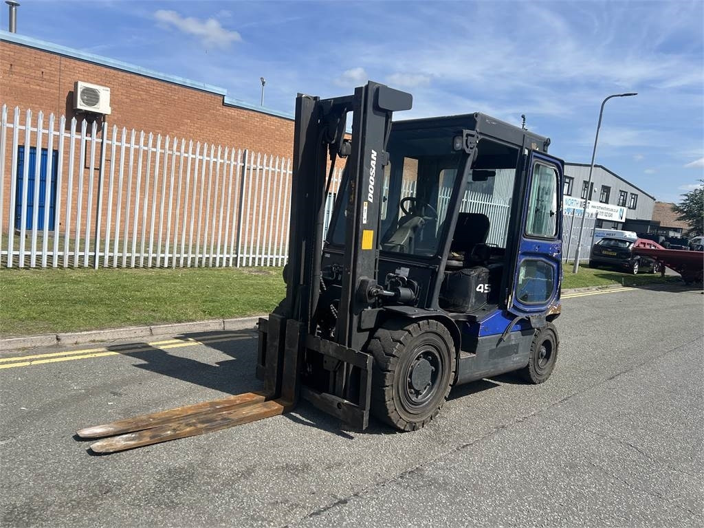 Doosan D45SC-5 - Carretilla elevadora diésel: foto 2 Doosan D45SC-5 - Carretilla elevadora diésel: foto 2