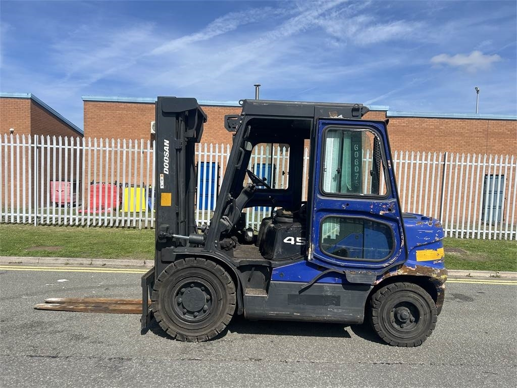 Doosan D45SC-5 - Carretilla elevadora diésel: foto 1 Doosan D45SC-5 - Carretilla elevadora diésel: foto 1