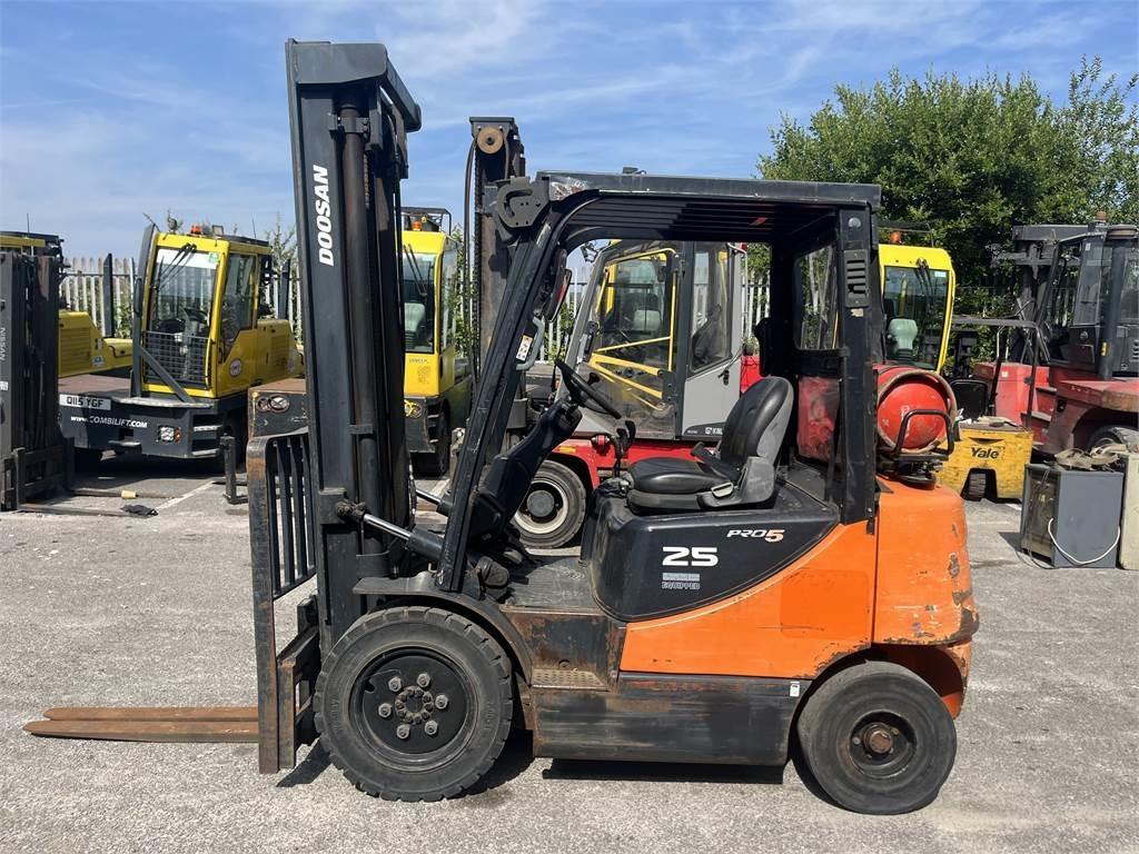 Doosan G25E-5 - Carretilla elevadora de gas: foto 1 Doosan G25E-5 - Carretilla elevadora de gas: foto 1