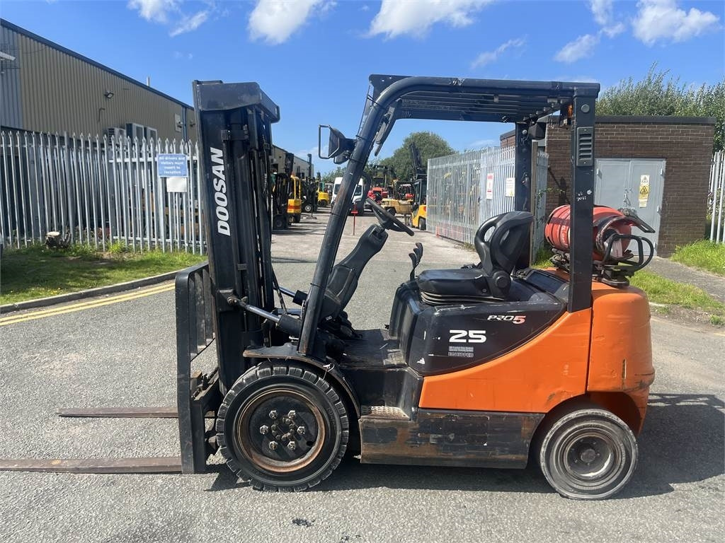 Doosan G25P-5 - Carretilla elevadora de gas: foto 1 Doosan G25P-5 - Carretilla elevadora de gas: foto 1