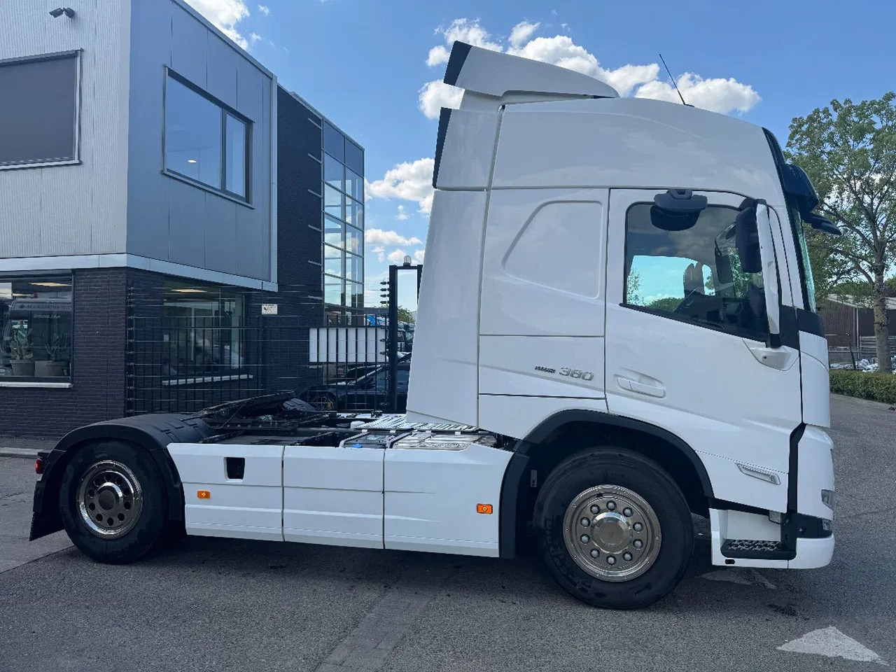 Volvo FM 380 4X2 EURO 6 NEW FACE SKIRTS AIRCO SPOILERS - Cabeza tractora: foto 5 Volvo FM 380 4X2 EURO 6 NEW FACE SKIRTS AIRCO SPOILERS - Cabeza tractora: foto 5