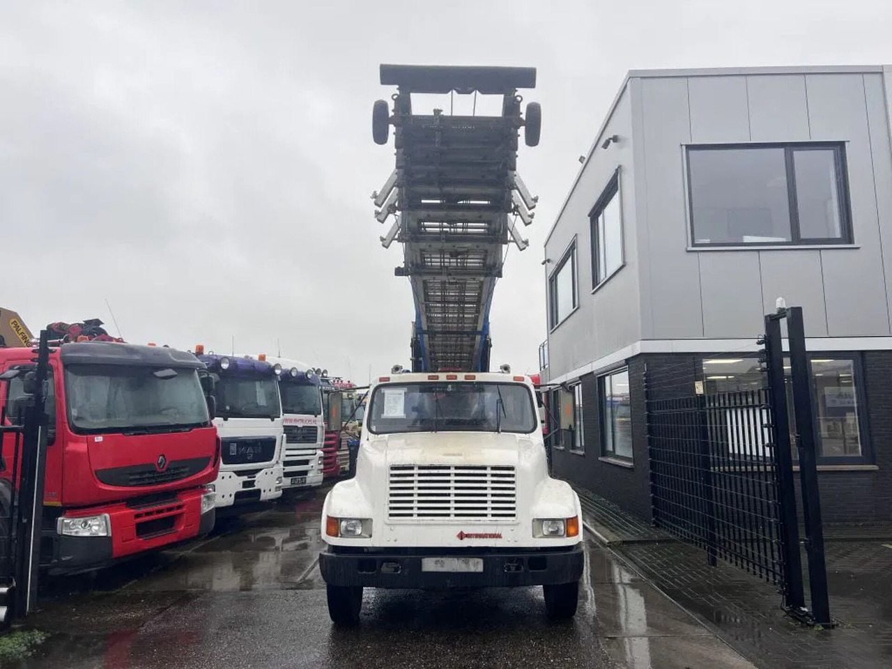 International 4600 4x2 210HP + TEUPEN hyL International 4600 4x2 210HP + TEUPEN hyLI - Camión con plataforma elevadora: foto 2 International 4600 4x2 210HP + TEUPEN hyL International 4600 4x2 210HP + TEUPEN hyLI - Camión con plataforma elevadora: foto 2