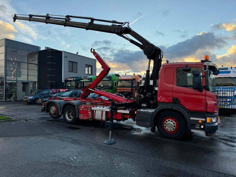 Scania P320 6X2 - EURO 6 + HIAB XS 144 HIPRO + REMOTE + HIAB HOOK + RETARDER - Camión grúa: foto 1 Scania P320 6X2 - EURO 6 + HIAB XS 144 HIPRO + REMOTE + HIAB HOOK + RETARDER - Camión grúa: foto 1