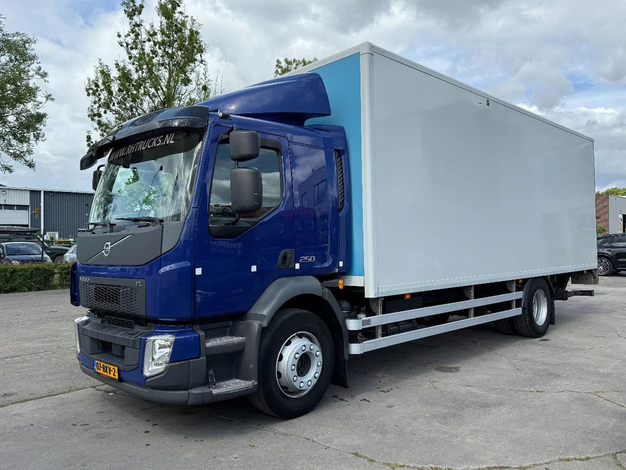 Volvo FL 250 18 TON - ONLY 169.291 KM + DHOLLANDIA LIF - Camión caja cerrada: foto 1 Volvo FL 250 18 TON - ONLY 169.291 KM + DHOLLANDIA LIF - Camión caja cerrada: foto 1
