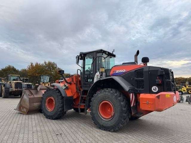 Hitachi ZW 250-6 - Cargadora de ruedas: foto 1 Hitachi ZW 250-6 - Cargadora de ruedas: foto 1