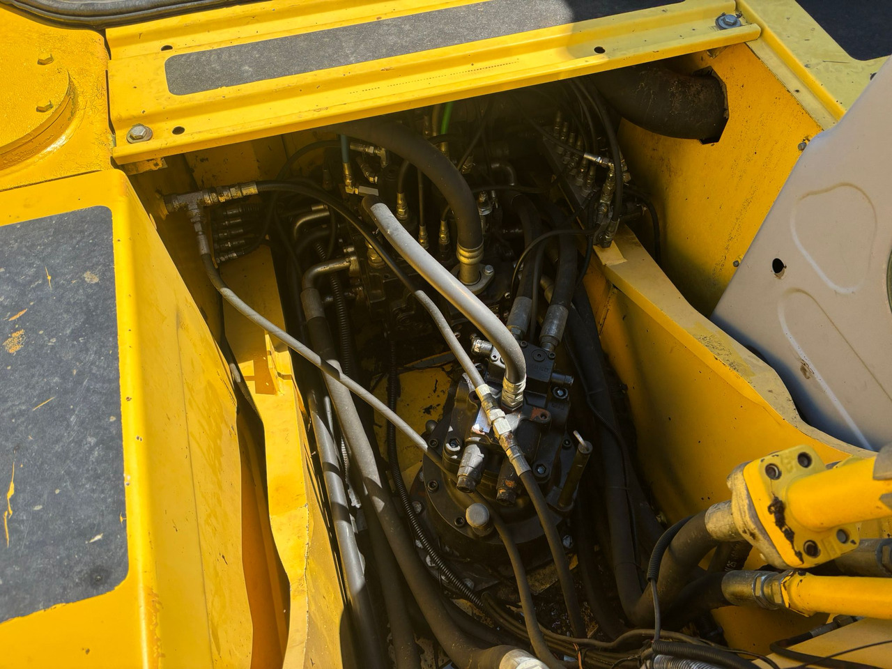 Excavadora de cadenas NEW HOLLAND Kobelco E 215 B: foto 7 Excavadora de cadenas NEW HOLLAND Kobelco E 215 B: foto 7