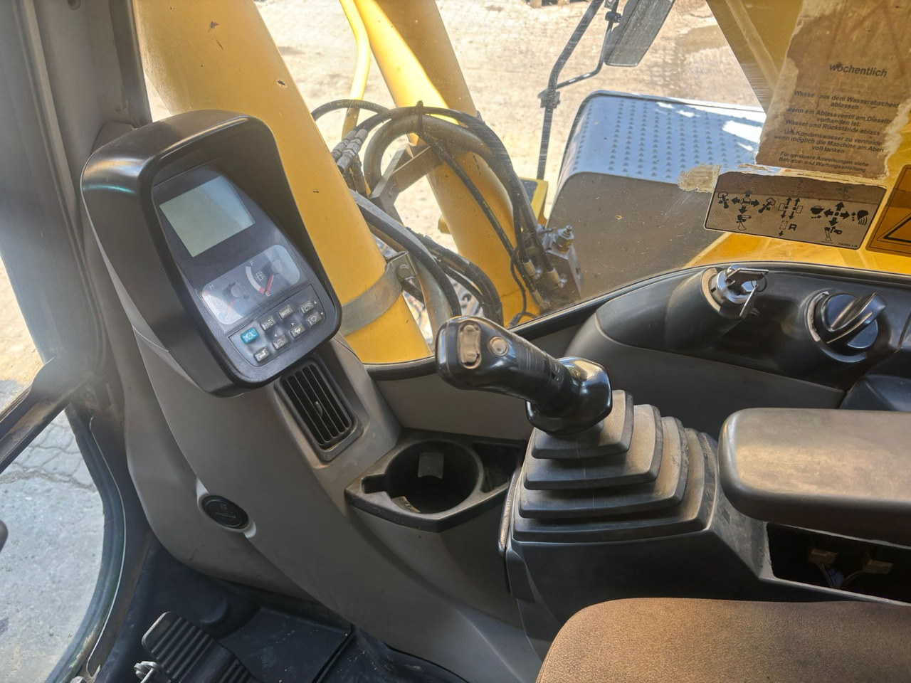 Excavadora de cadenas NEW HOLLAND Kobelco E 215 B: foto 12 Excavadora de cadenas NEW HOLLAND Kobelco E 215 B: foto 12