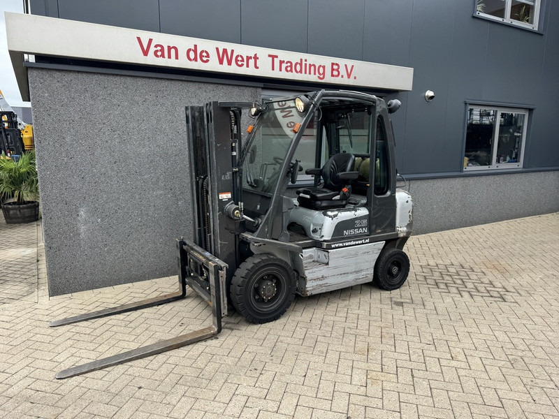 Nissan UD02A25PQ Triplo 430 Freelift/Sideshift LPG 2006 - Carretilla elevadora de gas: foto 2 Nissan UD02A25PQ Triplo 430 Freelift/Sideshift LPG 2006 - Carretilla elevadora de gas: foto 2