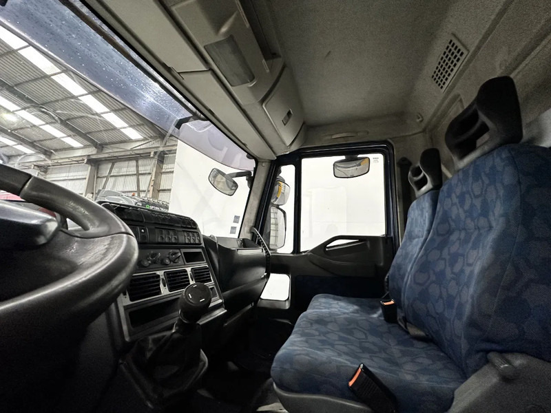 Foto del interior 1: Camión caja cerrada Iveco Eurocargo ML 120E25 EURO 5 / AIRCO