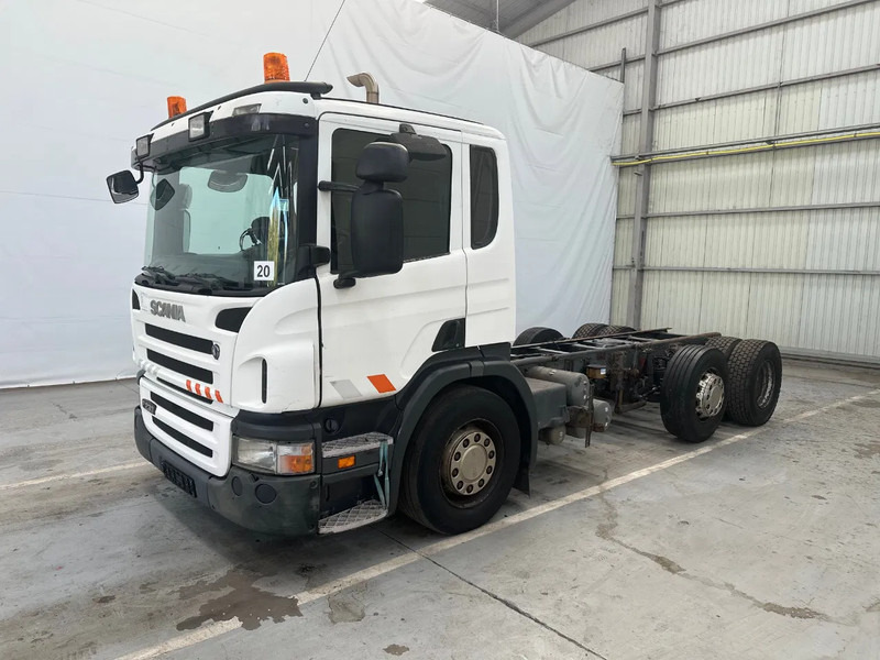 Scania P230 6X2 / Essieu relevable directionnel / Stuurbare liftas / Steerable lift axle / RETARDER / 481205 - Camión chasis: foto 1 Scania P230 6X2 / Essieu relevable directionnel / Stuurbare liftas / Steerable lift axle / RETARDER / 481205 - Camión chasis: foto 1