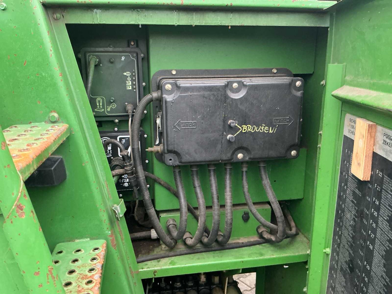 Cosechadora de forraje 1999 JOHN DEERE 6750 FORAGE HARVESTER: foto 14 Cosechadora de forraje 1999 JOHN DEERE 6750 FORAGE HARVESTER: foto 14