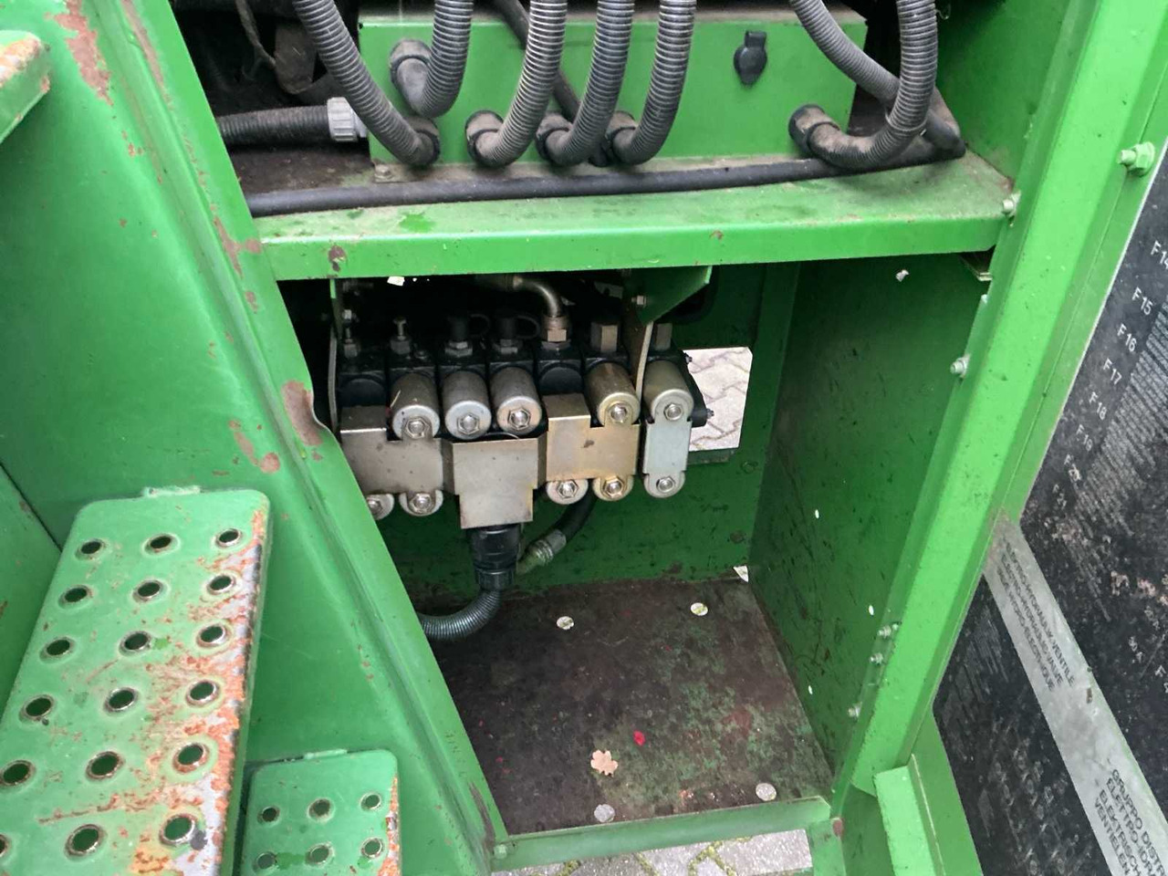 Cosechadora de forraje 1999 JOHN DEERE 6750 FORAGE HARVESTER: foto 15 Cosechadora de forraje 1999 JOHN DEERE 6750 FORAGE HARVESTER: foto 15