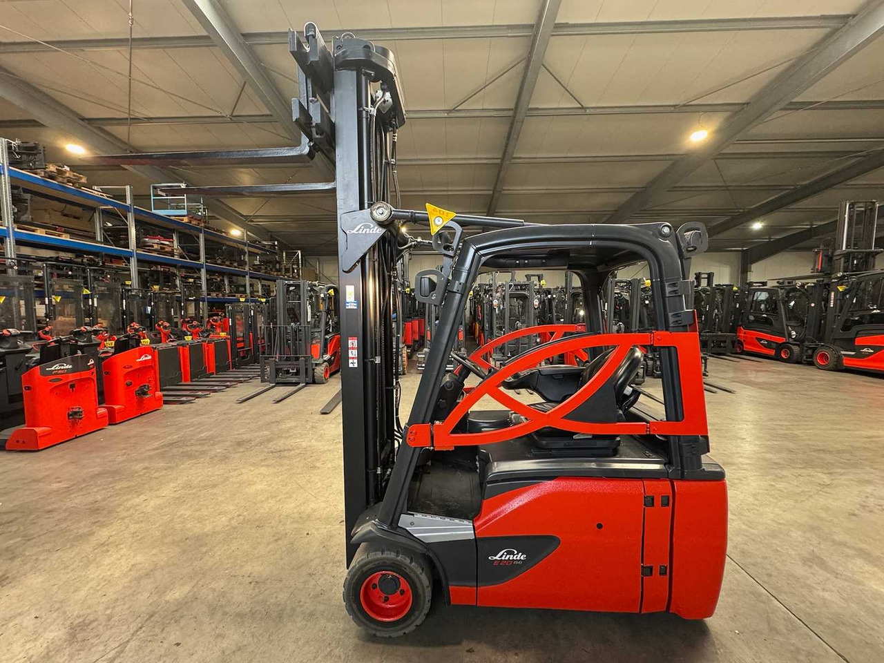 2018 SERVICE + UVV 10/2026 LINDE E20L EVO 2.000KG TRIPLEX 680CM ELECTRIC FORKLIFT FORKLIFT - Carretilla elevadora: foto 1 2018 SERVICE + UVV 10/2026 LINDE E20L EVO 2.000KG TRIPLEX 680CM ELECTRIC FORKLIFT FORKLIFT - Carretilla elevadora: foto 1