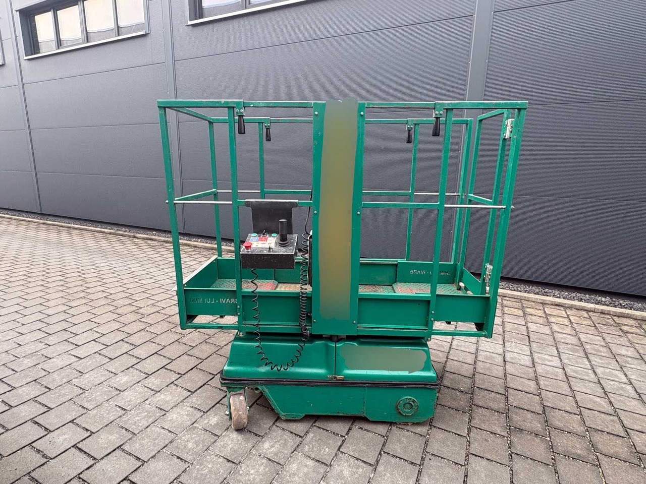 BRAVIISOL LUI M. S.I - AERIAL WORK PLATFORM / MAST LIFT (2010) - Plataforma elevadora: foto 1 BRAVIISOL LUI M. S.I - AERIAL WORK PLATFORM / MAST LIFT (2010) - Plataforma elevadora: foto 1