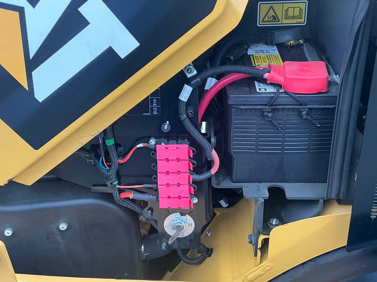 Cargadora de ruedas Caterpillar 906M: foto 46 Cargadora de ruedas Caterpillar 906M: foto 46