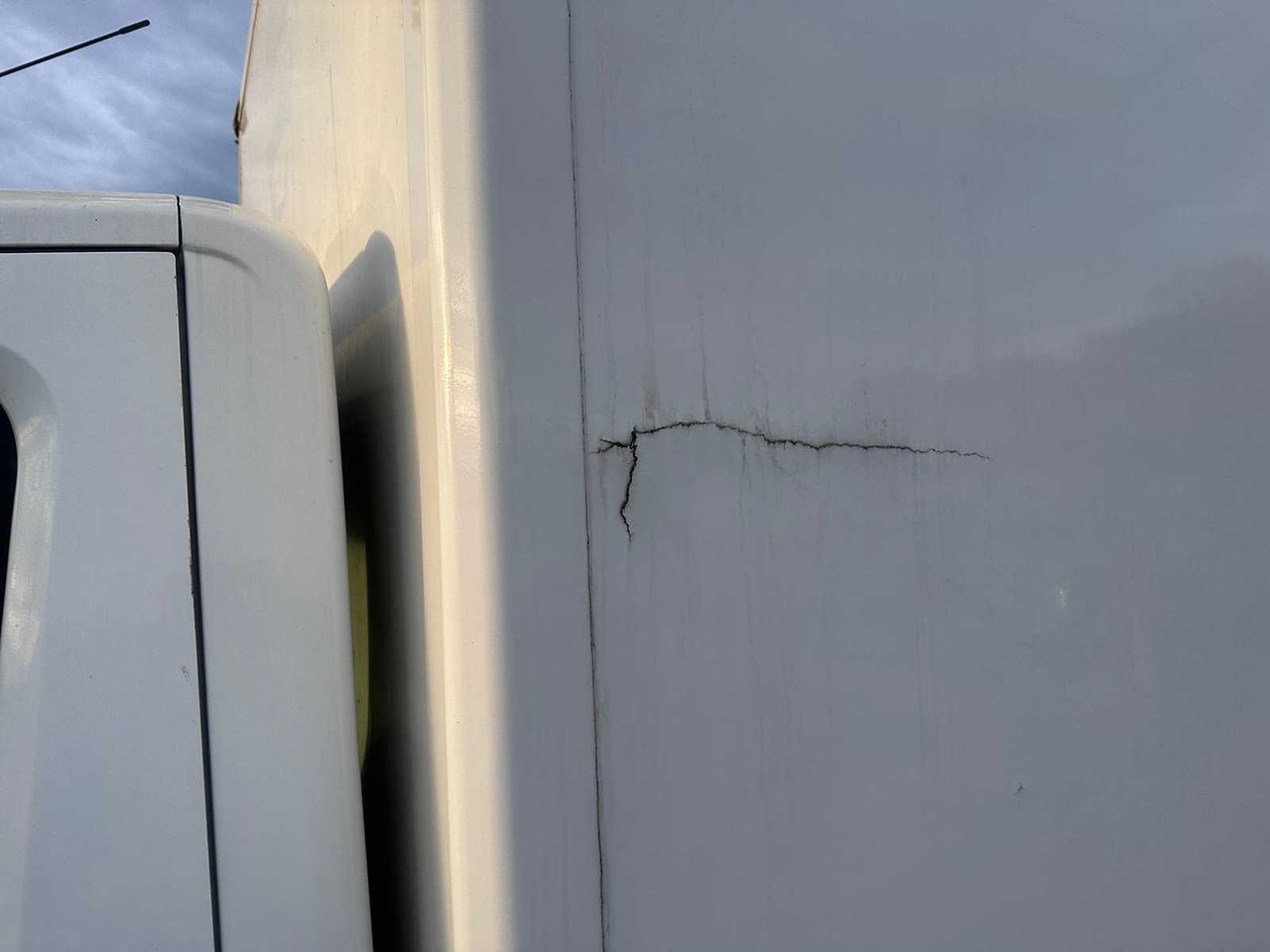 FORD - TRANSIT - 350 2.0 TDCI L4H1 BOX TRUCK WITH TAIL LIFT - VLZ-32-P - Furgoneta: foto 3 FORD - TRANSIT - 350 2.0 TDCI L4H1 BOX TRUCK WITH TAIL LIFT - VLZ-32-P - Furgoneta: foto 3