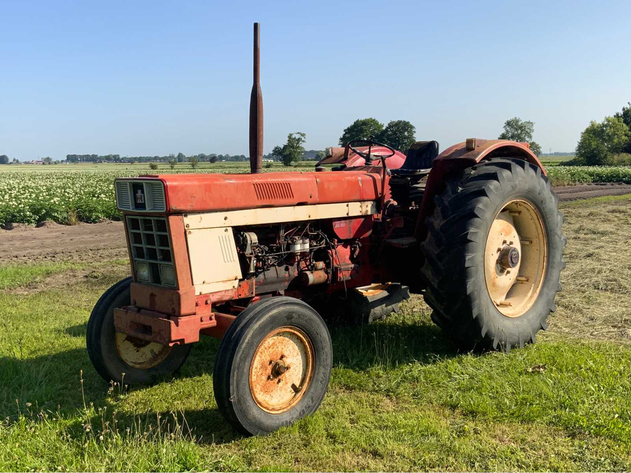 International 1046 A - Tractor: foto 1 International 1046 A - Tractor: foto 1