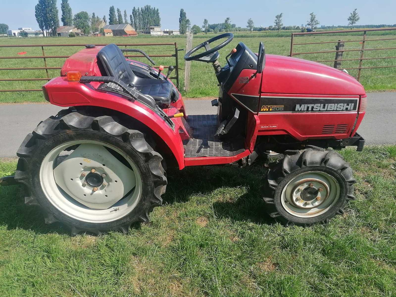 Mitsubishi MT205 - Mini tractor: foto 1 Mitsubishi MT205 - Mini tractor: foto 1