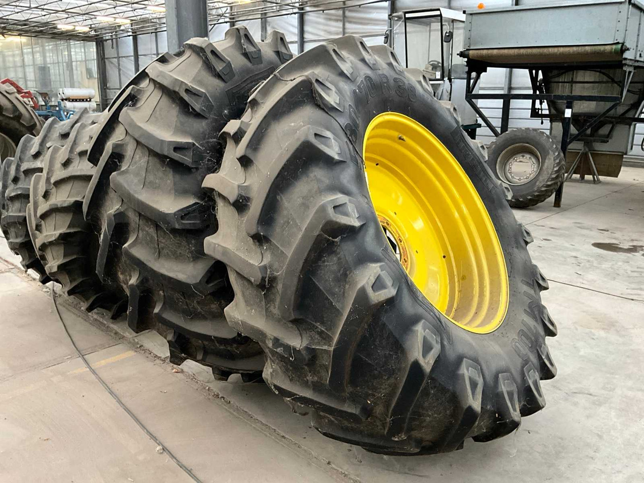 Pirelli TM700 - Neumáticos y llantas para Tractor: foto 2 Pirelli TM700 - Neumáticos y llantas para Tractor: foto 2