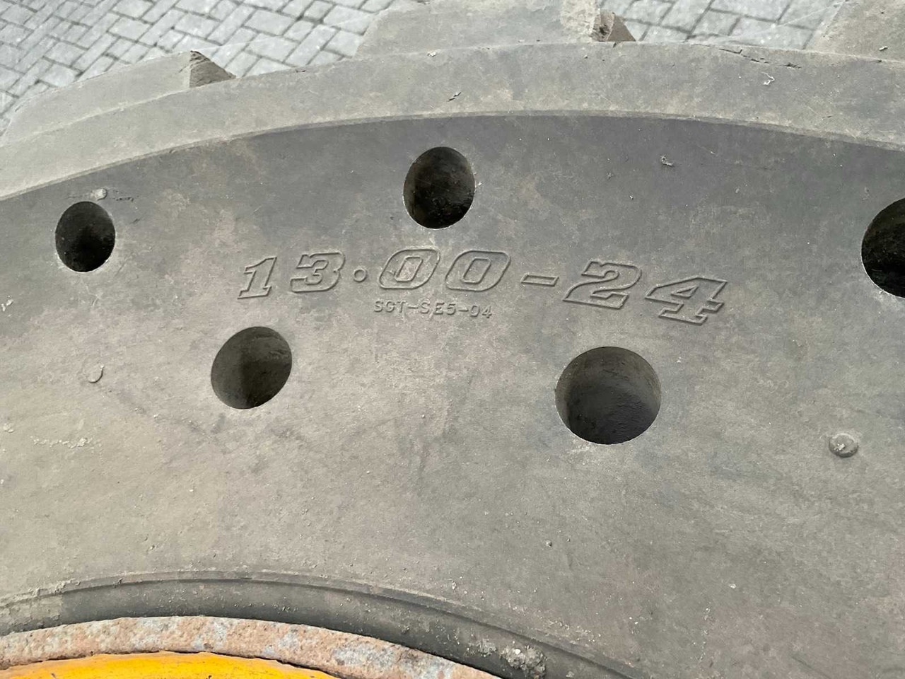 Shun Gin JCB verreiker - Neumáticos y llantas para Tractor: foto 5 Shun Gin JCB verreiker - Neumáticos y llantas para Tractor: foto 5