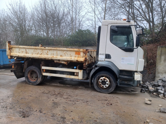 Camion tri benne Volvo FLL 42 12N2 5.0 (2009-88.795 km) - Camión caja abierta: foto 2 Camion tri benne Volvo FLL 42 12N2 5.0 (2009-88.795 km) - Camión caja abierta: foto 2