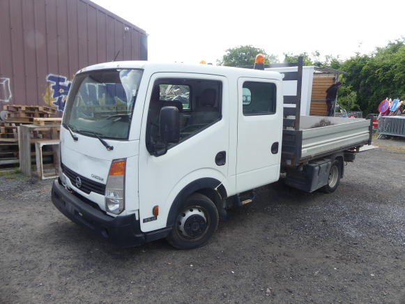 Camionnette double cabine et benne tri benne Nissan Cabstar (2009-215.641 km) - Camión volquete: foto 1 Camionnette double cabine et benne tri benne Nissan Cabstar (2009-215.641 km) - Camión volquete: foto 1